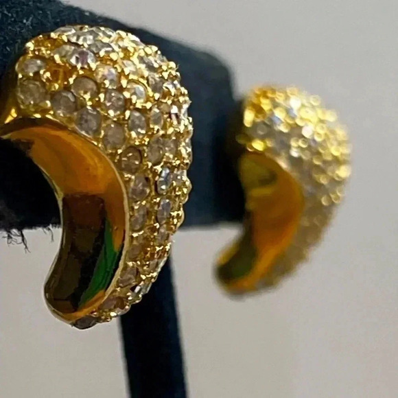 QUALITY, CZ AND GOLD PLATED PIERCED EARRINGS. NICE WEIGHT. - Picture 1 of 9